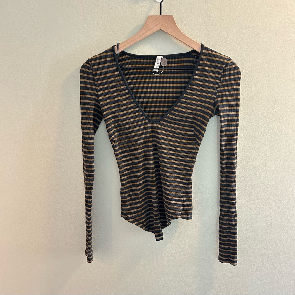 We the Free Long Sleeve T-Shirt Size XS Black Gold Striped V-Neck Fitted Mustard - Picture 1 of 9
